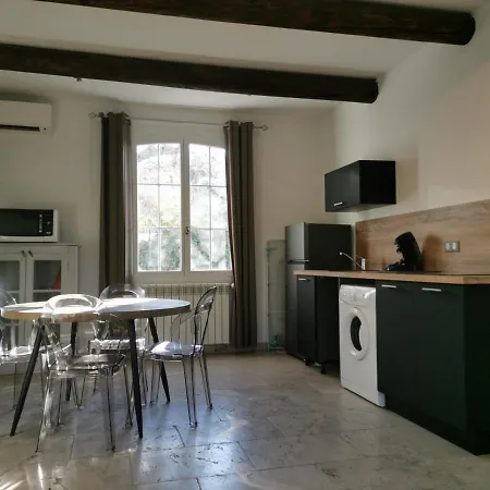 La Parenthese Apartment *
